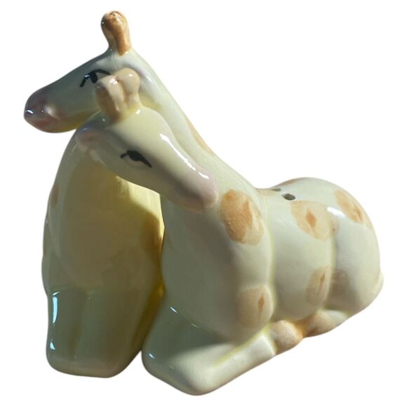 Vintage Ceramic Giraffe Salt & Pepper Shakers 2" Tall Japan Zoo MCM - Picture 7 of 7